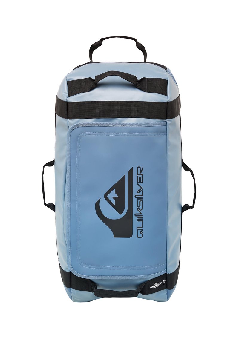 Sininen vedenpitävä liikentasakassi mustilla yksityiskohdilla, yläkahvoilla ja logolla. Sisältää suuren pääosaston ja sivutaskuja. Valmistettu kestävästä materiaalista.