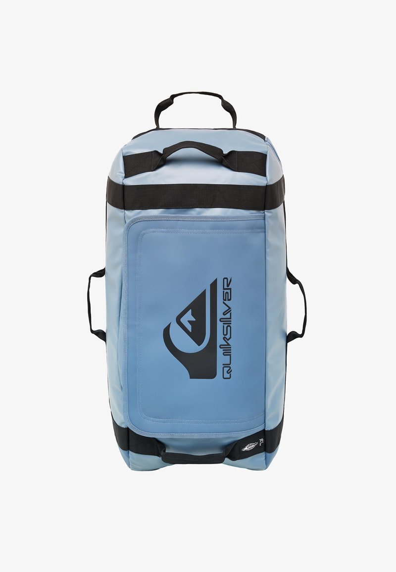 Sininen vedenpitävä liikentasakassi mustilla yksityiskohdilla, yläkahvoilla ja logolla. Sisältää suuren pääosaston ja sivutaskuja. Valmistettu kestävästä materiaalista.