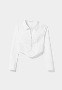 Camicia bianca a taglio corto, con colletto, maniche lunghe e chiusura con bottoni. I pannelli testurizzati ai lati aggiungono dettaglio, realizzata in un tessuto liscio.