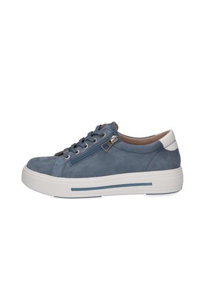 Sneaker in suede blu con suola in gomma bianca, dotata di lacci e cerniera laterale. Forma slim con finitura testurizzata e accenti a contrasto.