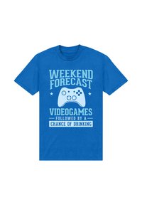 Modré bavlněné tričko s bílým textem, který zní "VÍKENDOVÁ PŘEDPOVĚĎ: VIDEOHRY, NÁSLEDOVANÉ ŠANCÍ NA PITÍ," a grafikou herního ovladače.