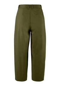 Pantaloni larghi di color verde oliva realizzati in tessuto liscio, con fronte piatto, tasca posteriore e passanti per cintura. Design minimalista con linee pulite.