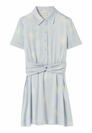 Robe chemise bleu clair à manches courtes avec imprimé floral jaune pâle, boutons sur le devant, col et détail de nœud torsadé à la taille.