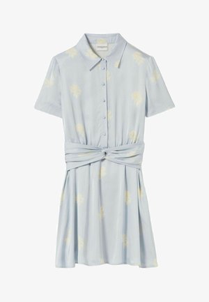 Robe chemise bleu clair à manches courtes avec imprimé floral jaune pâle, boutons sur le devant, col et détail de nœud torsadé à la taille.