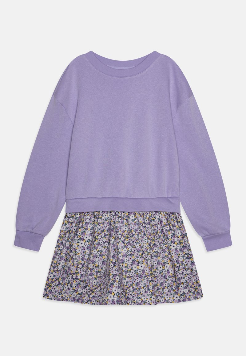 Lila sweatshirt-stil tröja med långa ärmar och en rynkad kjol med blommönster som har vita, gula och lila blommor.