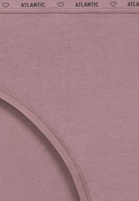 Różowa bawełniana bielizna o miękkiej fakturze. Posiada kontrastującą ciemną tasiemkę z logo w pasie oraz płaskie szwy dla wygody.