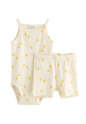 Flødefarvet babydragt og shorts sæt med ribbet struktur, gul citronprint, spaghetti stropper og trykknapper i dragten ved skridtet.