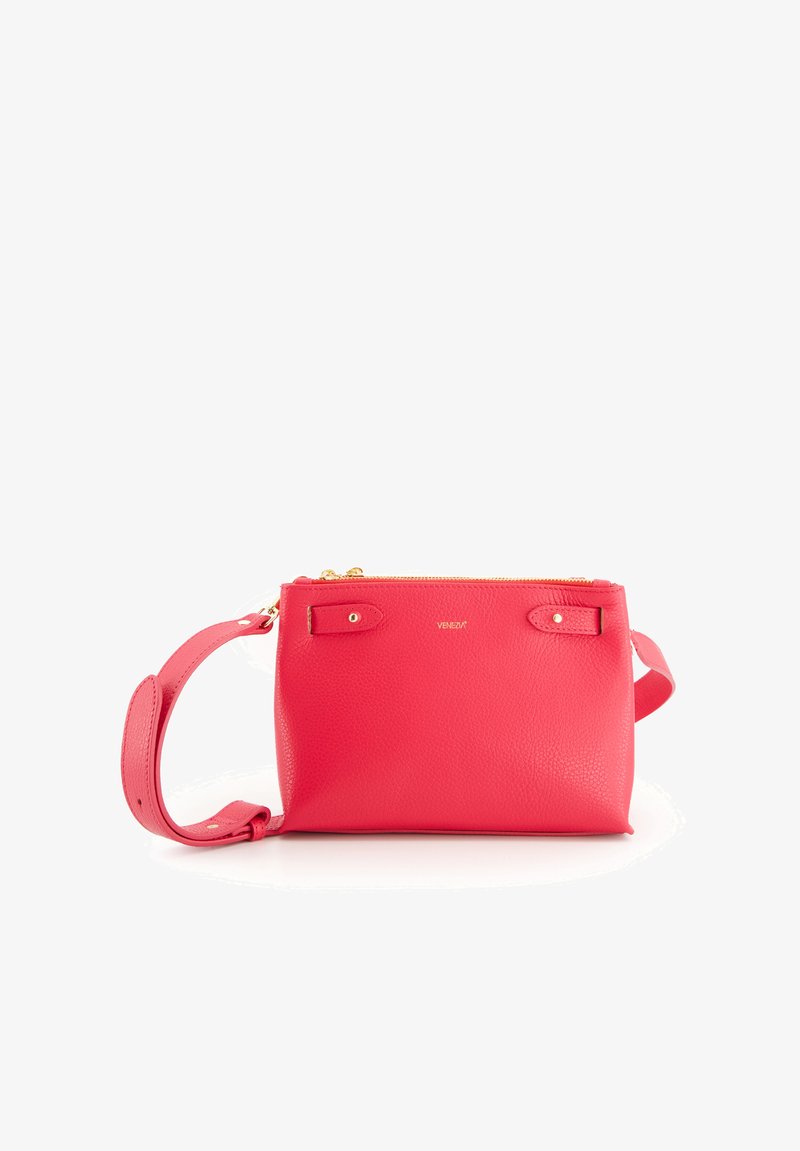 Handtasche aus lebhaftem pinkfarbenem Leder mit strukturiertem Oberflächen, ausgestattet mit einem goldenen Reißverschluss, abnehmbarem Tragegurt und kleinen Metallakzenten.