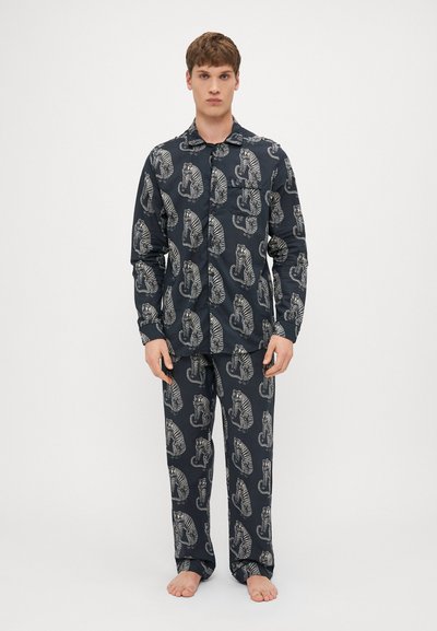 Marineblaue Schlafanzugset mit wiederkehrendem Tigerdesign, aus weichem Material, bestehend aus einem kurzärmeligen Hemd mit Knopfleiste und passenden Hosen.