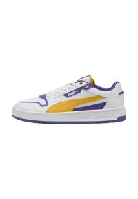 Hvide sneakers med lilla og gule accenter, glat lædermateriale, rund tå, polstret krave og struktureret gummisål med riller.
