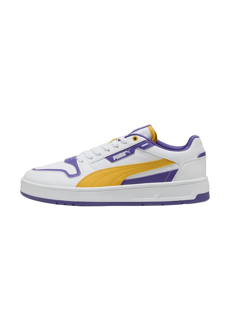 Hvide sneakers med lilla og gule accenter, glat lædermateriale, rund tå, polstret krave og struktureret gummisål med riller.