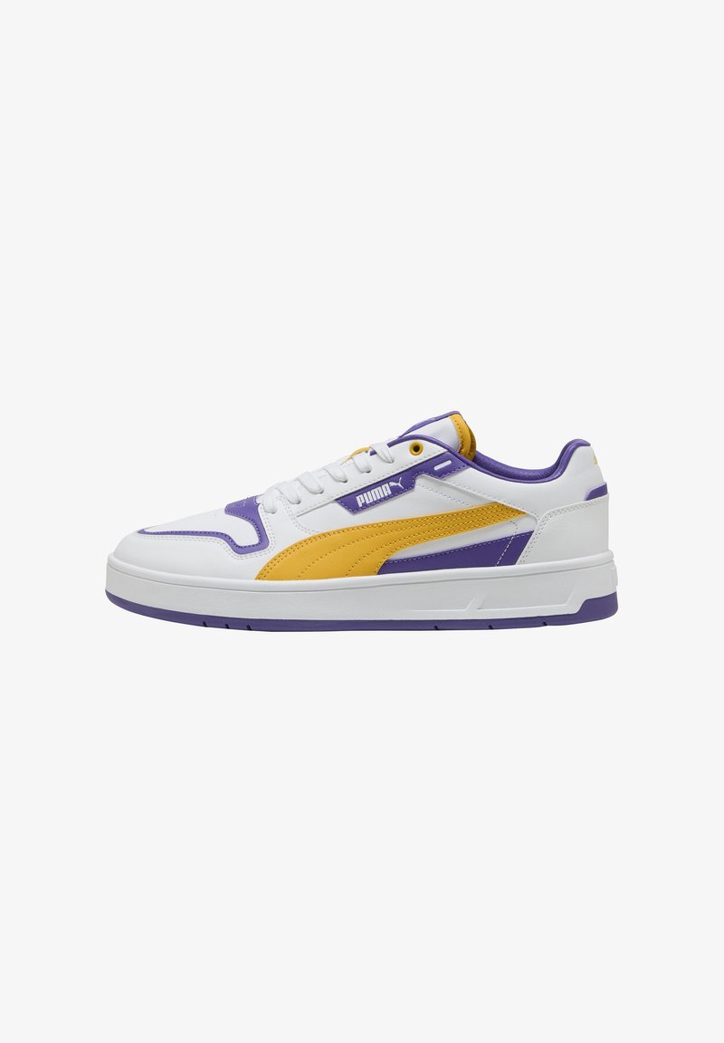 Baskets blanches avec des accents violets et jaunes, en cuir lisse, bout arrondi, col rembourré et semelle en caoutchouc texturé avec des rainures.