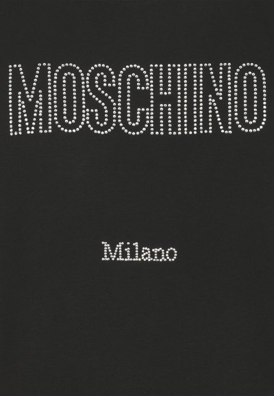 T-shirt nera con testo in paillettes argentate "MOSCHINO" in grassetto, con "Milano" sottostante in un font più piccolo. Tessuto dalla superficie liscia.
