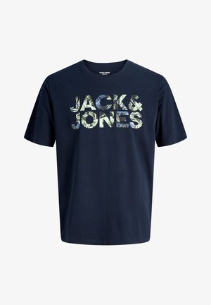 Tengerészkék rövid ujjú póló, amelynek mellrészén nagy, trópusi levélmintás betűkkel szerepel a "JACK & JONES" felirat.