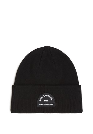 Schwarze Strickmütze mit umgeschlagenem Bund und strukturierter Oberfläche. Ein runder, schwarzer Patch mit "Karl Lagerfeld Paris" und Adressdetails ist in der Mitte platziert.