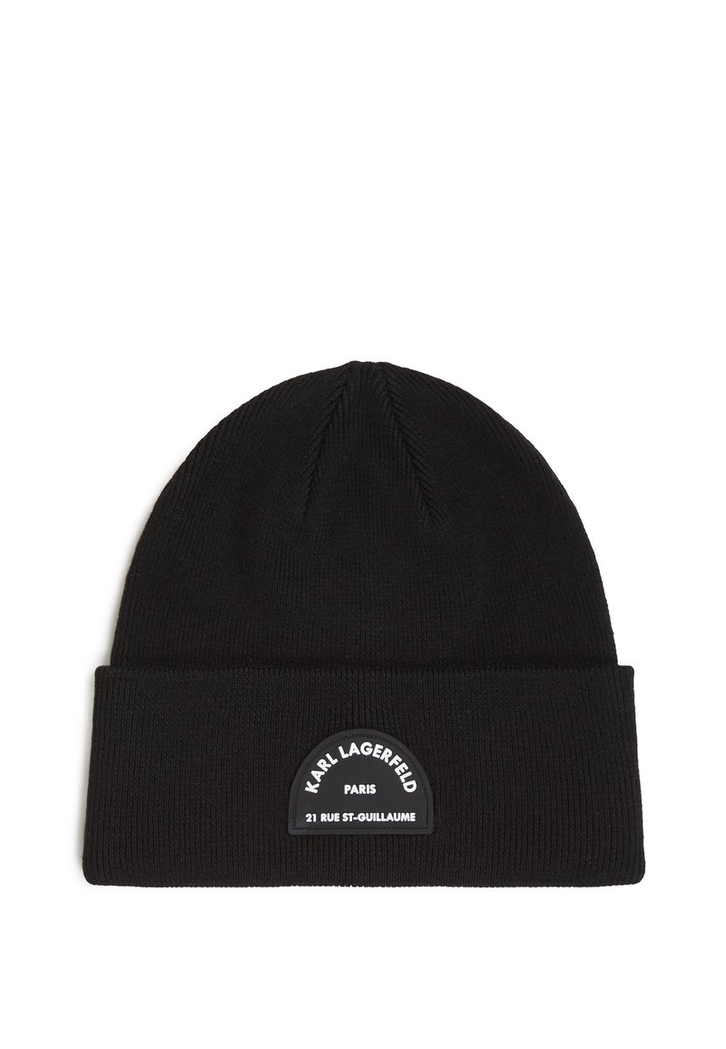 Gorro de punto negro con dobladillo y un acabado texturizado. Un parche redondo negro con "Karl Lagerfeld Paris" y detalles de la dirección está centrado.