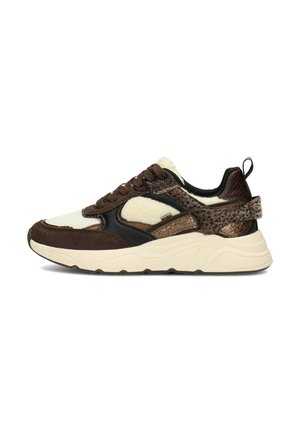 Seitenansicht eines braun-beigen Sneakers mit gemischten Materialien wie Wildleder, Leder und Kunstfell, ausgestattet mit einer klobigen cremeweißen Sohle.