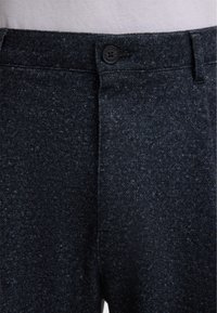 Donkerblauwe wolmix broeken met een gestructureerde afwerking, voorzien van een enkele knoopsluiting en standaard voorzakken.