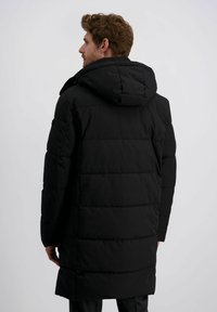 Schwarze gepolsterte Parka mit Kapuze, ausgestattet mit einem gesteppten Design, langen Ärmeln und einer mittellangen Passform. Glatte Textur und schlichte Verarbeitung.