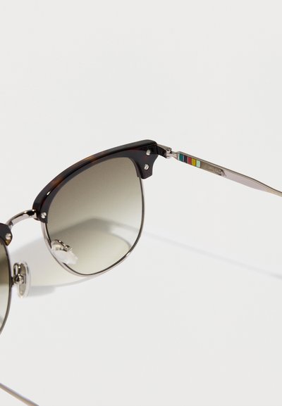 Černé a hnědé želvovinové sluneční brýle se šedými gradientními čočkami, kovovými doplňky a vícemén�ě barevným zdobením na nožičce.