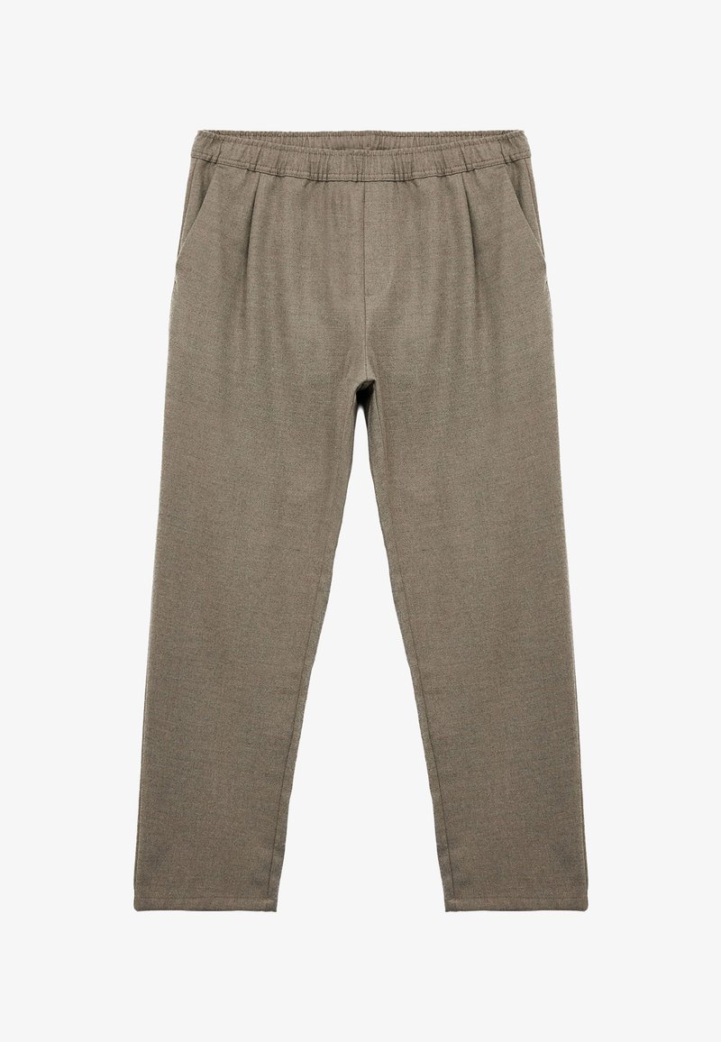 Bruna avsmalnande byxor med elastisk midja, sidofickor och ett mjukt, texturerat tyg. Lämpliga för avslappnad användning.