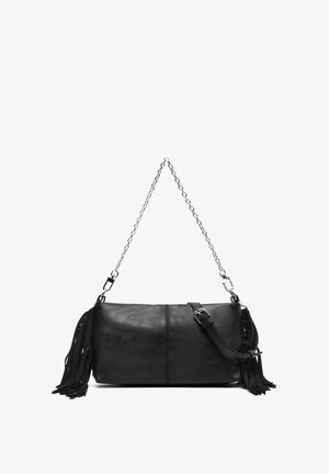 Borsa a tracolla in ecopelle nera con cinghie a catena, caratterizzata da nappine laterali, trama liscia e forma rettangolare. Include una tracolla regolabile.