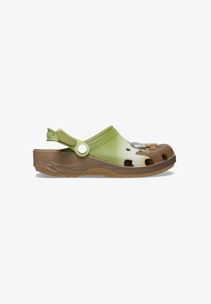 Zueco unisex de poner y quitar con correa ajustable en el talón, color degradado de verde a marrón, orificios de ventilación y adornos decorativos en la parte superior.