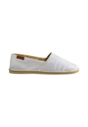Witte canvas slip-on espadrille met beige gevlochten zool en klein bruin leren merkteken aan de hielzijde.