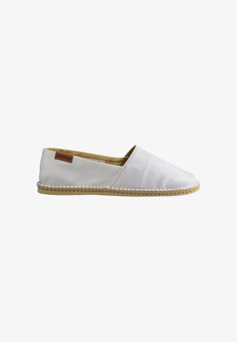 Espadrille en toile blanche à enfiler avec semelle tressée beige et petite étiquette en cuir marron sur le côté du talon.