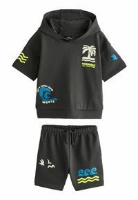 Szara bluza z kapturem z nadrukiem palm i tekstu, szorty z wzorem fal, mieszanka bawełny, krótkie rękawy, talia ze sznurkiem, casualowy design.