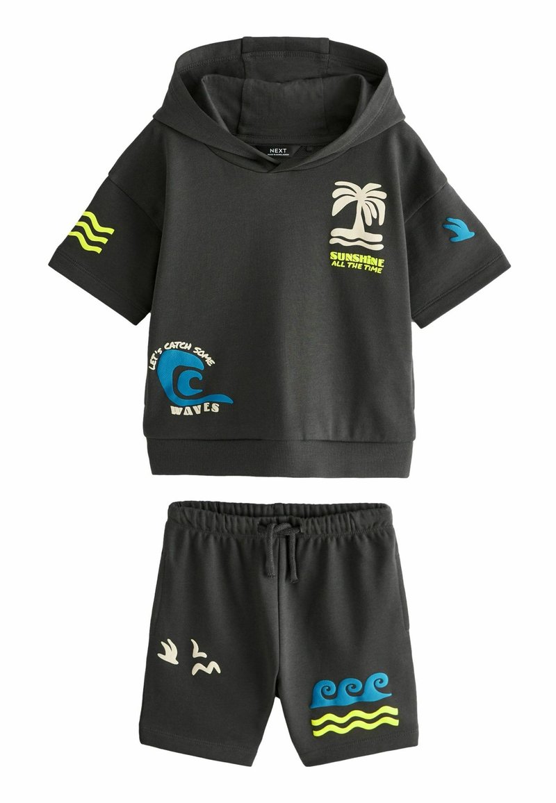 Szara bluza z kapturem z nadrukiem palm i tekstu, szorty z wzorem fal, mieszanka bawełny, krótkie rękawy, talia ze sznurkiem, casualowy design.