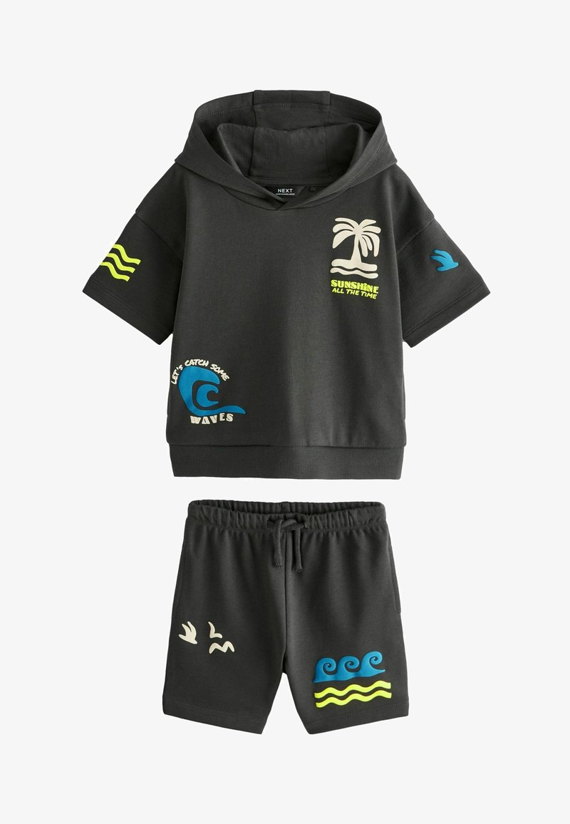 Grauer Hoodie mit Palmen- und Schriftzügen, Shorts mit Wellenmustern, Baumwollmischung, kurze Ärmel, verstellbarer Bund, lässiges Design.