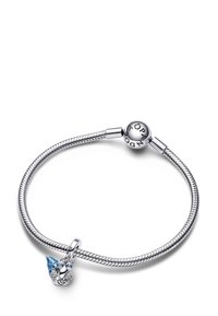 Strieborný hadí náramok so zložitým príveskom v tvare sovy s modrými akcentmi a ozdobami z kubického zirkónu.