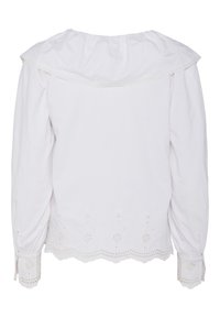 Bluză albă cu mânecă lungă, având un guler volan, broderie decorativă pe tiv și manșete detaliate cu margini ondulate.