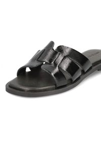 Zwarte slippersandalen met een glanzend synthetisch bovenwerk, drie brede banden, open ontwerp voor de tenen en een platte rubberen zool.
