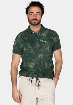 Grünes Kurzarm-Polohemd mit Blumen- und Blattmustern. Verfügt über einen Kragen, drei Knöpfe und einen regulären Schnitt. Kombiniert mit einer hellen Hose.