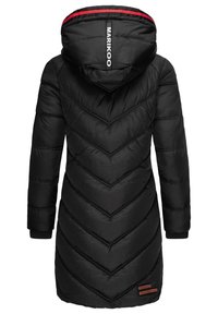 Manteau d'hiver long noir matelassé avec capuche, couture en chevron, bordure rouge sur le bord de la capuche et texte "MARIKOO" à l'arrière de la capuche.