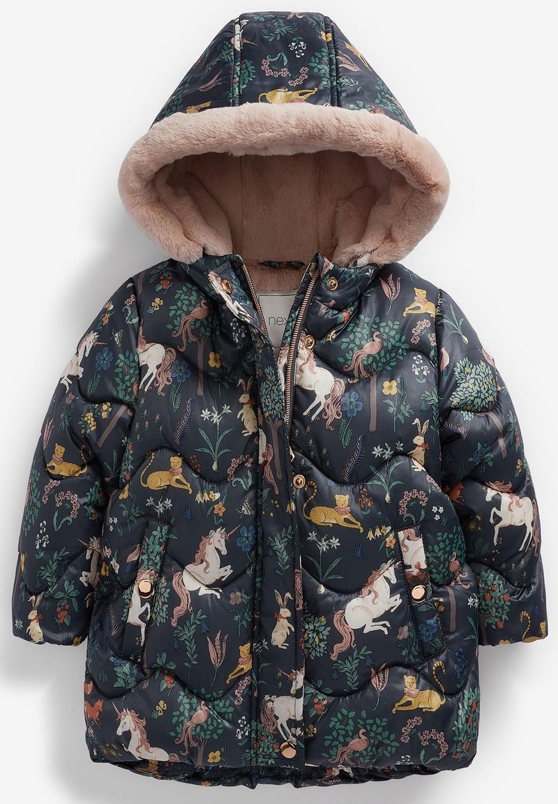 Manteau rembourré pour enfants en bleu marine avec un imprimé d'animaux et de fleurs fantaisiste. Comprend une capuche doublée en peluche et des fermetures à pression métalliques.