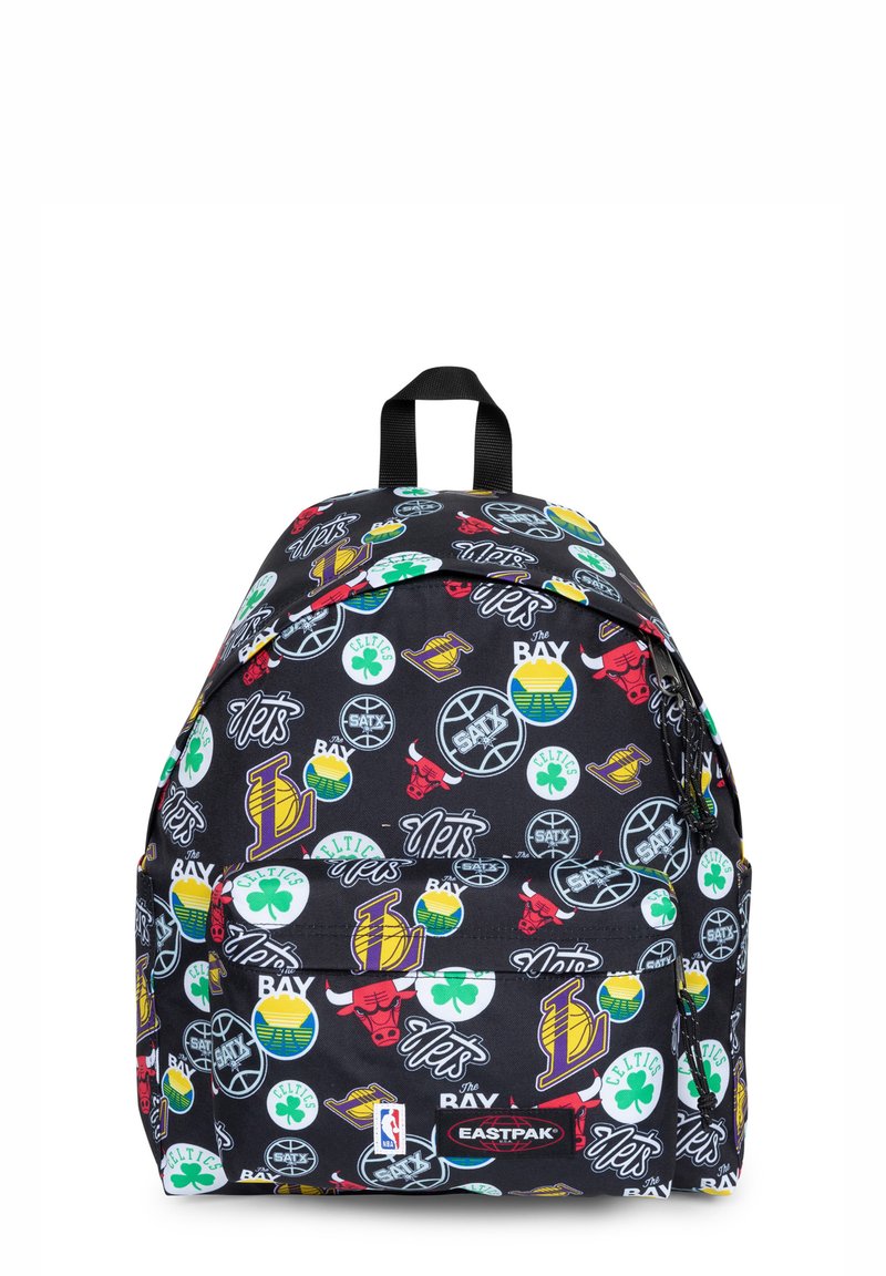 Zwarte rugzak met een mix van sportlogo's in felle kleuren, voorzien van een voorvak en een bovenste handvat voor gemakkelijk dragen.