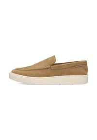 Zapato slip-on de cuero color marrón claro con un upper suave, costuras decorativas y una suela de goma texturizada color crema. Diseño minimalista con un branding sutil.