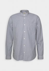 Een overhemd met knoopsluiting en een ronde onderrand, verticale blauw-witte strepen, lange mouwen, een zak op de linkerborst en een staande kraag.