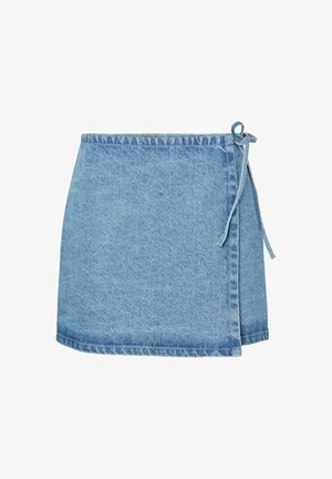 Denim omslagskørt i lys blå. Har en bindelukning, rå kant og glat tekstur. Mellemlangt med minimale syninger.