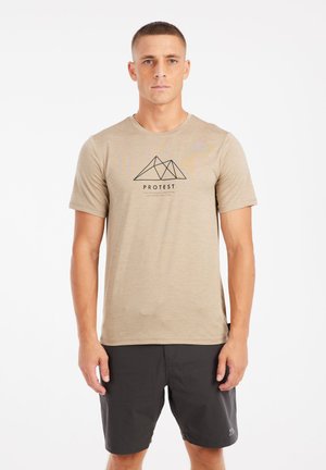 Beige T-shirt met korte mouwen, voorzien van een zwart geometrisch bergontwerp en logo op de borst, gemaakt van lichtgewicht stof, gecombineerd met donkergekleurde shorts.