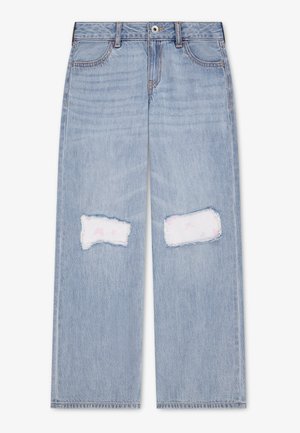 Lyseblå straight-leg jeans med to rektangulære revnede pletter på frontknæene, der viser hvidt stof under.