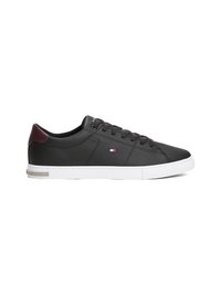 Schwarze Leder-Sneaker mit weißer Gummisohle, runder Zehenpartie, schwarzen Schnürsenkeln und bordeauxfarbigen Akzenten an der Ferse. Mit Logo an der Seite und strukturiertem Obermaterial.