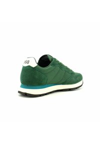 Scarpa sportiva verde realizzata in materiali scamosciati e tessuti, presenta un tallone bianco etichettato "1968" e un accento teal sulla suola.
