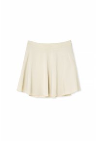 Hame flared bež boje napravljen od lagane tkanine. Ima gladak pojas i rub koji se blago širi. Jednostavan, neukrašen dizajn.