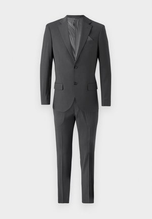 Costum gri dintr-un material neted, cu rever din satin, două nasturi și pantaloni slim-fit cu buzunare laterale și o strălucire subtilă.