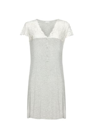 Šedá noční košile s krajkovými krátkými rukávy, výstřihem do V a pěticí knoflíků. Měkká, lehká tkanina s volným střihem.