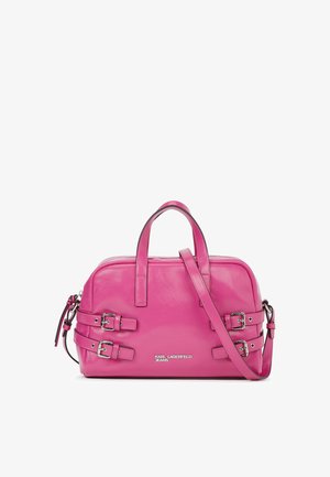 Borsa in pelle rosa brillante con doppie maniglie superiori, tracolla regolabile, fibbie in argento e logo "Karl Lagerfeld Jeans" sul davanti.